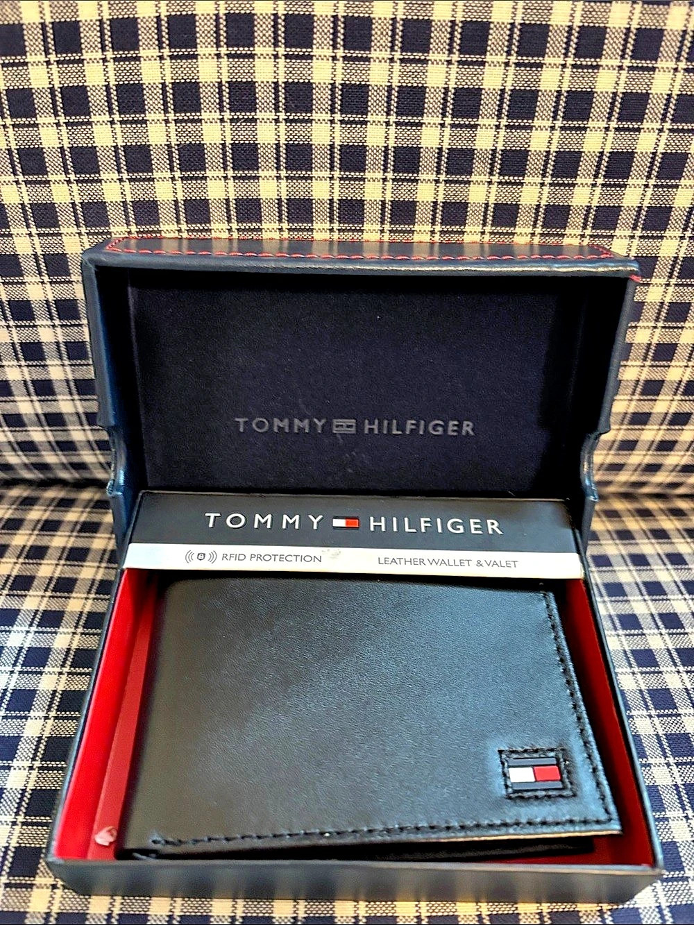 Tommy Hilfiger Men's Leather Bifold Wallet